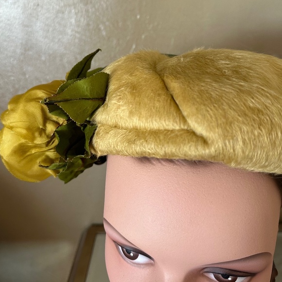 FESTIVE 1950s\' MUSTARD COLOR FURRY FELT TOQUE  WITH LARGE MATCHING FABRIC ROSE main image 8